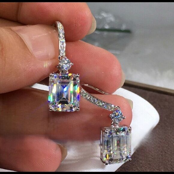 Beautiful 18k White Gold PLATED CZ Diamond Earrings - Picture 1 of 4